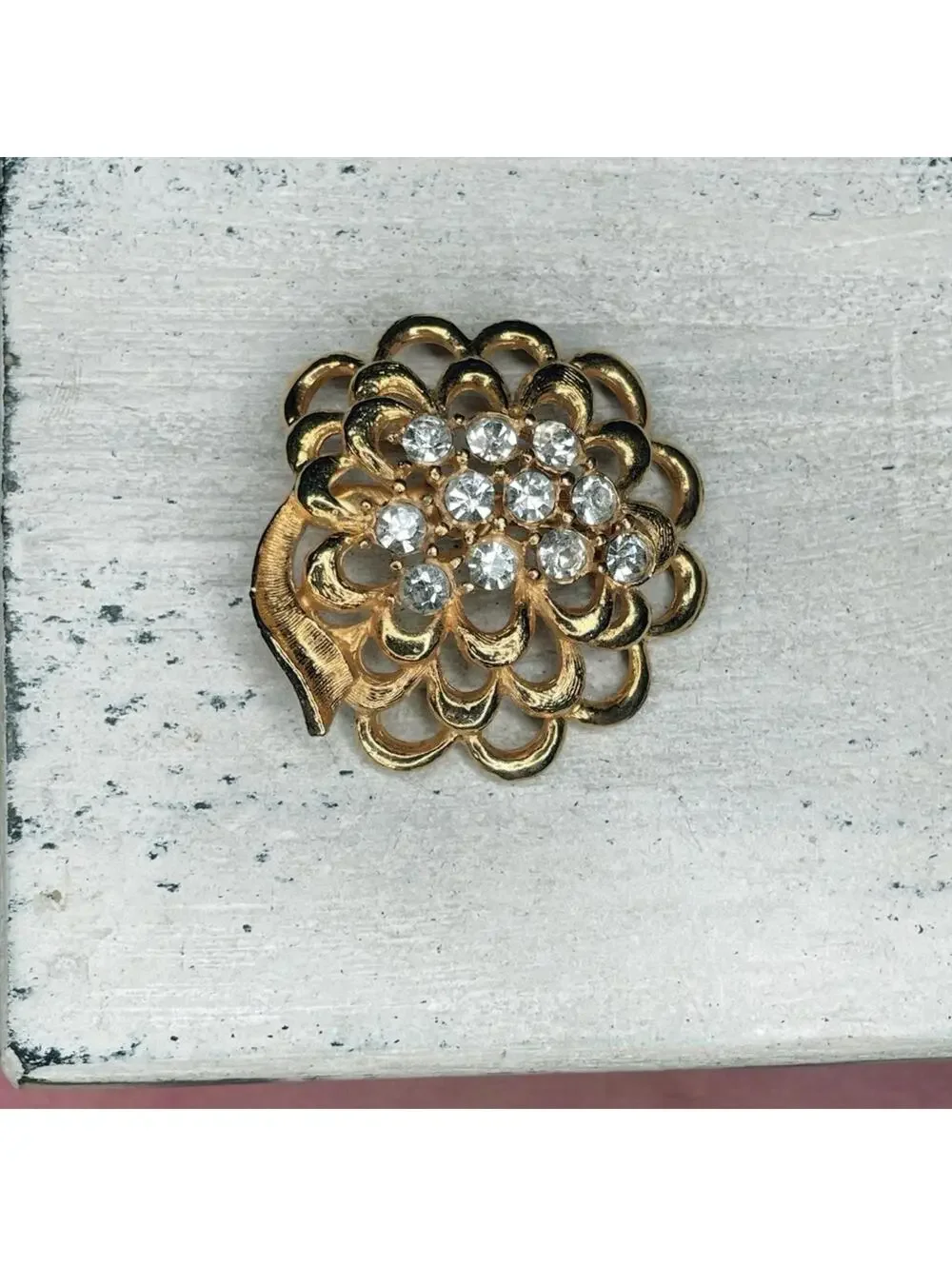 241. Goldtone Vintage Brooch Glass Bling